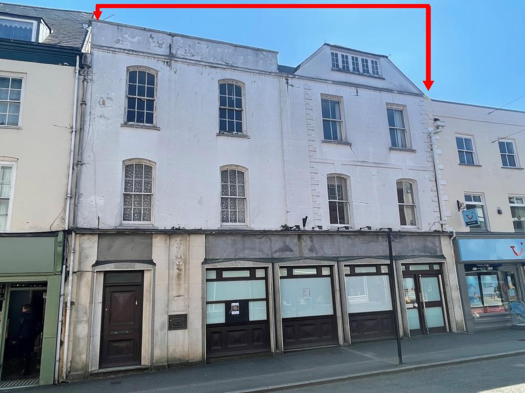 Lot: 110 - SUBSTANTIAL TOWN CENTRE PREMISES WITH PLANNING TO CREATE TEN UNITS - Photo showing front fa?ade of property